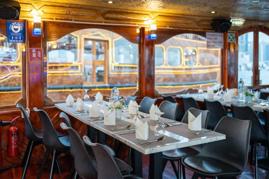 Dubai: Scenic Dhow Cruise with Buffet Dinner and Live Shows - What the buffet is like
