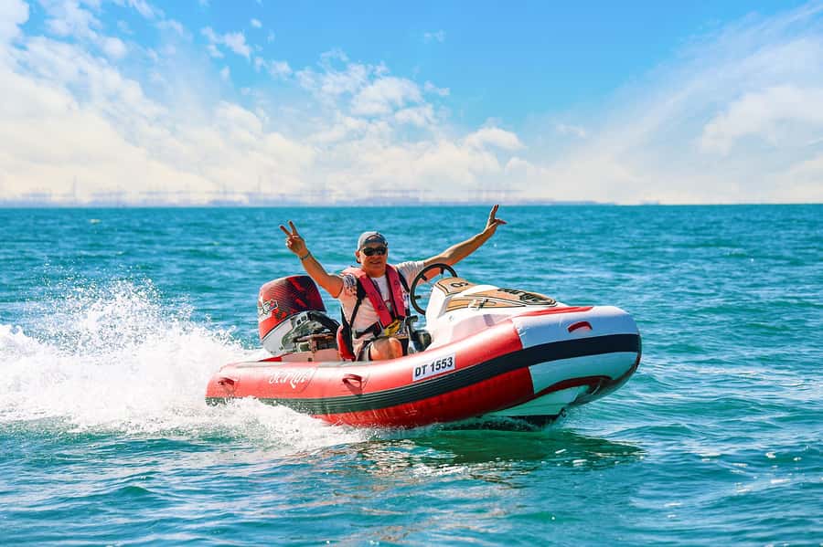 Dubai: Self-Drive Boat Experience for 1 or 2 People - JBR Beach and Dubai Marina from the water