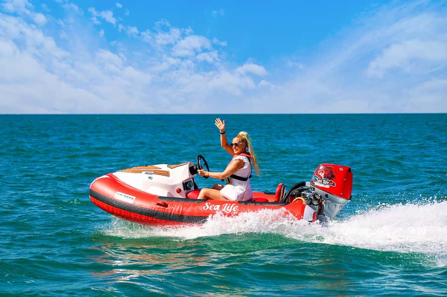 Dubai: Self-Drive Boat Experience for 1 or 2 People - The guides make a real difference
