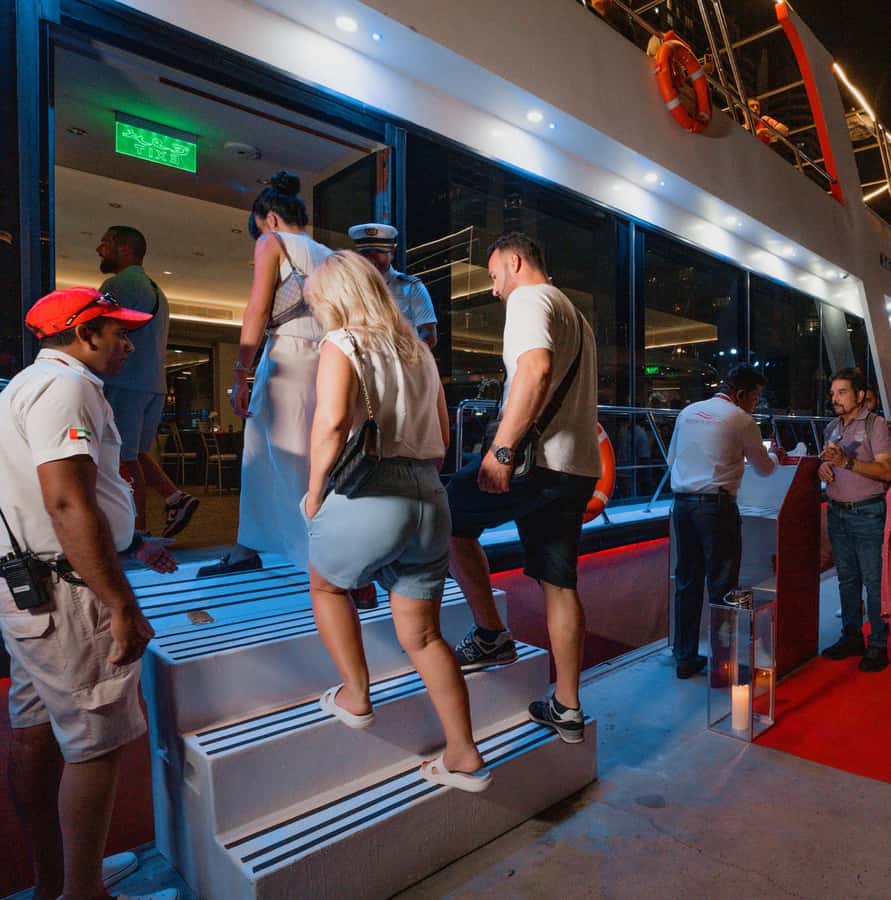 Dubai: Sunset or Dinner Cruise with Live Music & Open Bar - Live music and celebration service