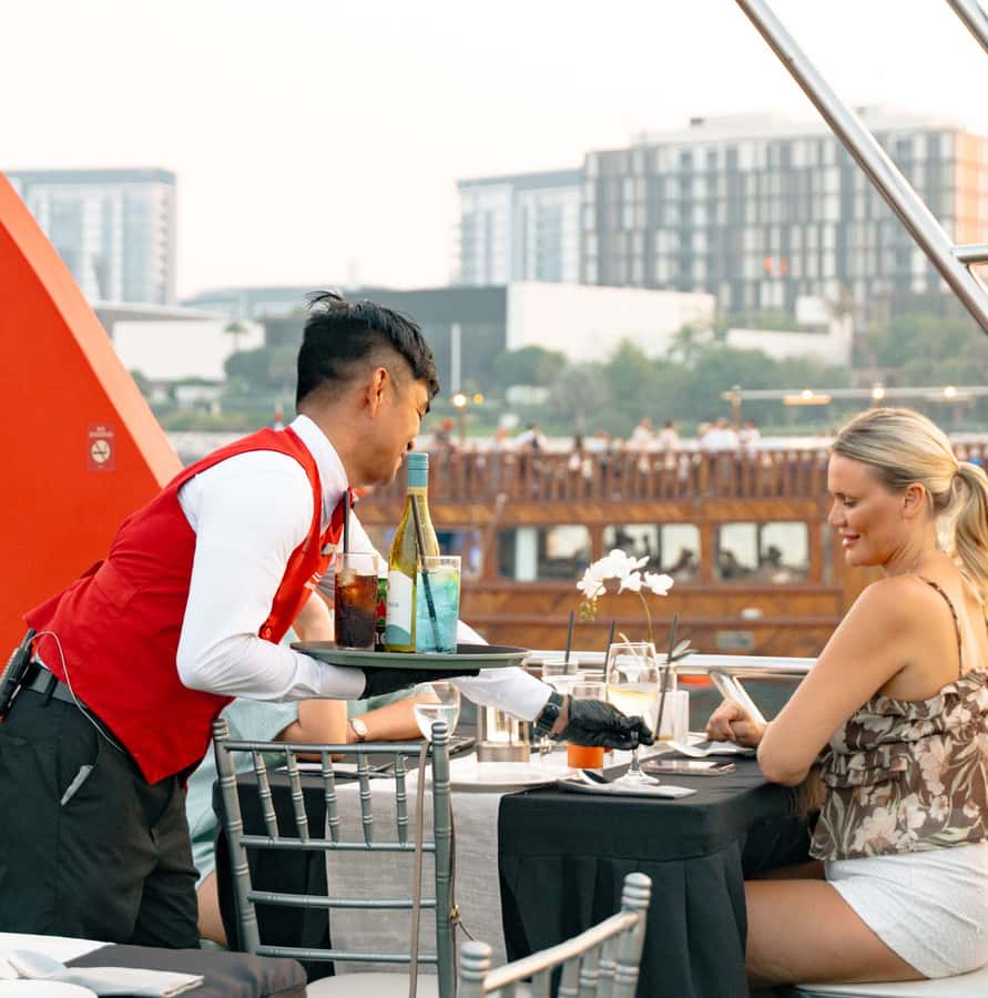 Dubai: Sunset or Dinner Cruise with Live Music & Open Bar - Who should book this cruise?