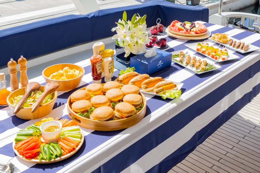 Dubai: The Luxury Yacht Tour with Live BBQ Option - Palm Jumeirah and the Burj Al Arab