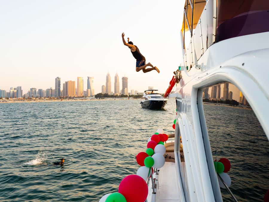 Dubai: Yacht Cruise with Swimming, Snorkeling and BBQ Lunch - The crew makes a big difference