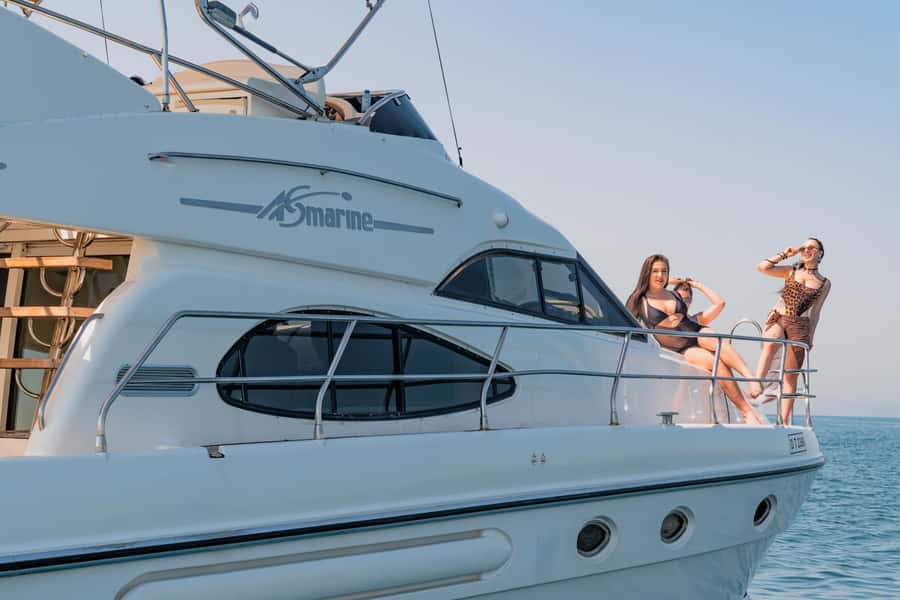 Dubai Yacht Tour - Boat Trip upto 12 guests Private event - Marina Canal and JBR: The Best Short Cruise