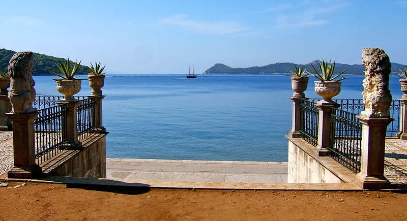 Dubrovnik: 3 Islands Fun Boat Trip with Drinks (FR, ES, EN) - What the boat is really like at full capacity
