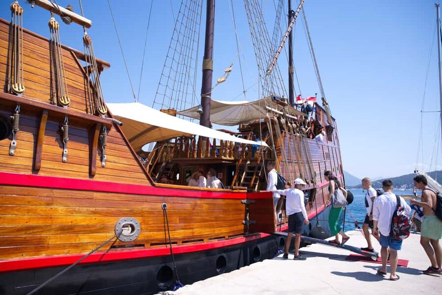Dubrovnik: Elaphiti Island Luxury Pirate Ship Cruise - Šipan: mansions, quiet paths, and island wine