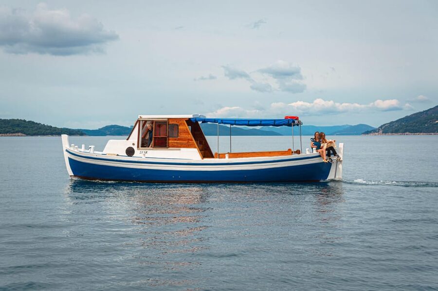 Dubrovnik: Full-Day Blue Cave & Elaphiti Islands Boat Tour - What the crew adds to the experience
