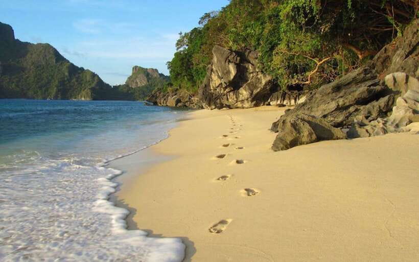 El Nido: Hidden Beaches and Lagoons Boat Hopping Tour D - Small Lagoon: the day’s strongest stop