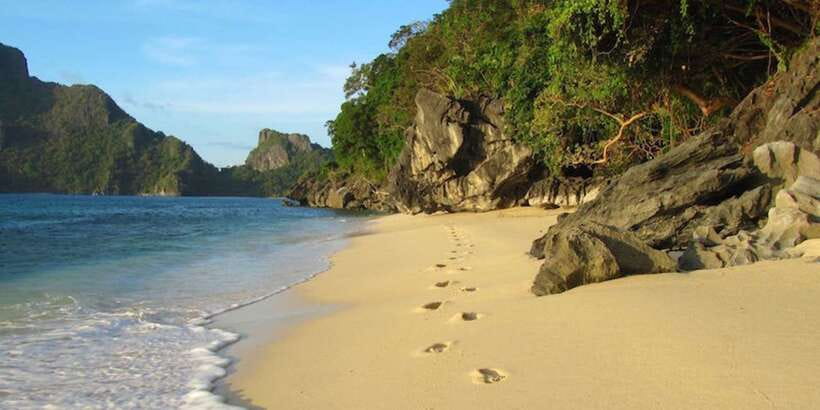 El Nido: Hidden Beaches and Lagoons Boat Hopping Tour D - Lunch, snorkeling, and the rhythm of the day