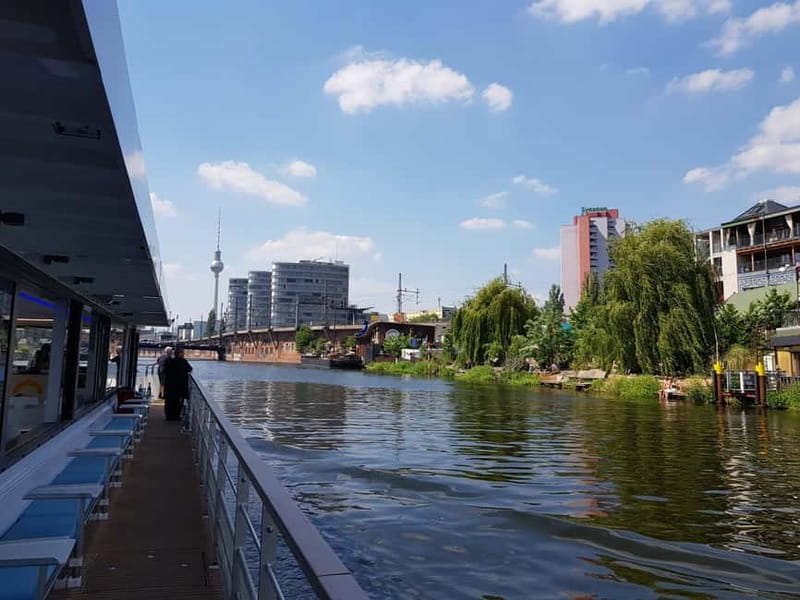 Evening Boat Tour 1.5 hour with our solarcatamaran - A quiet way to see Berlin from the Spree