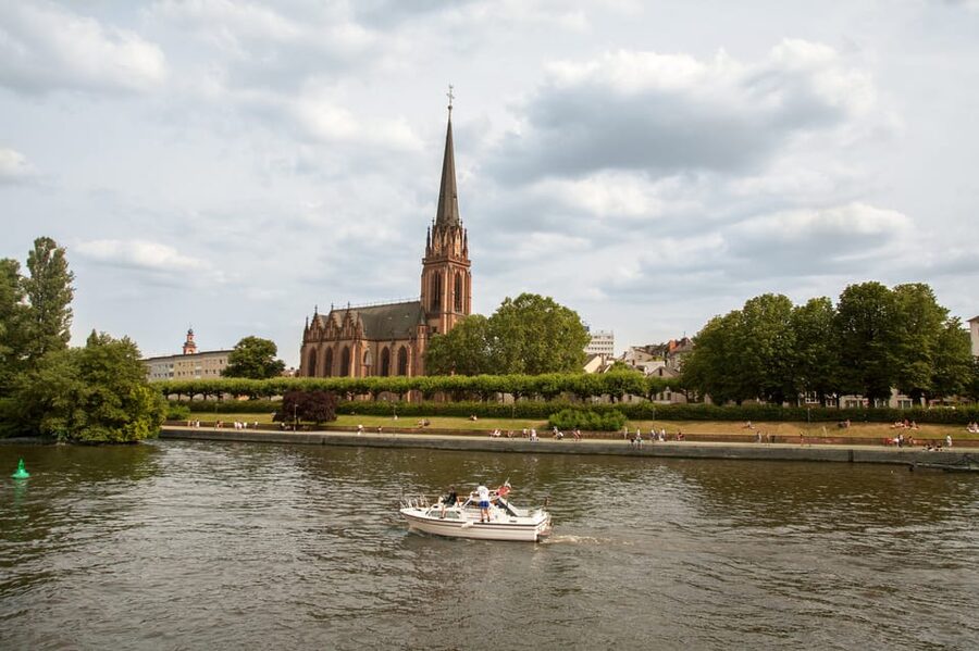 Frankfurt: 1-Hour Panorama Boat Cruise on the river Main - Commentary in German and English