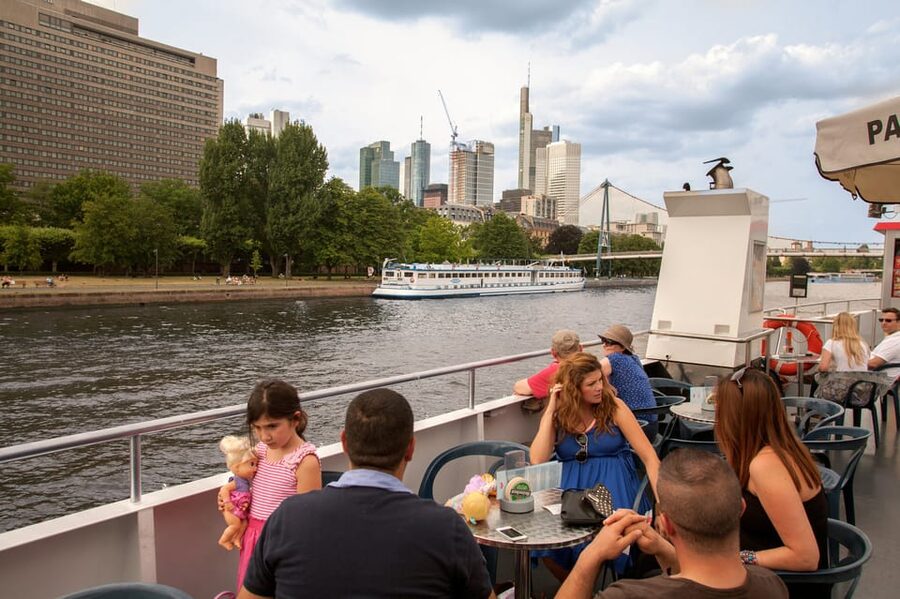 Frankfurt: 1-Hour Panorama Boat Cruise on the river Main - The best time and way to ride