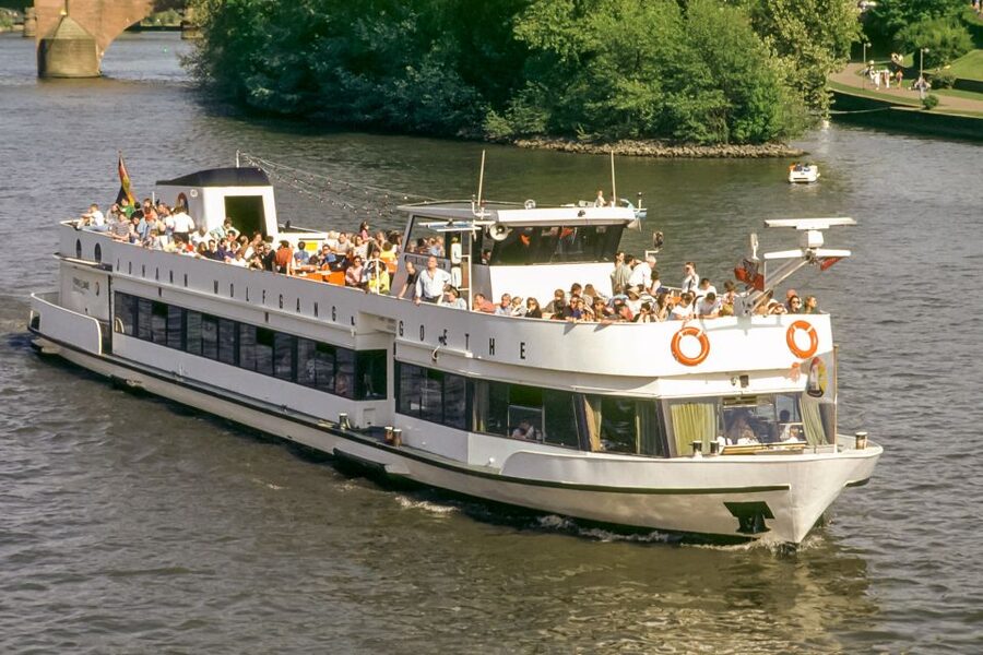 Frankfurt: River Main Sightseeing Cruise with Commentary - The upstream route toward Offenbach