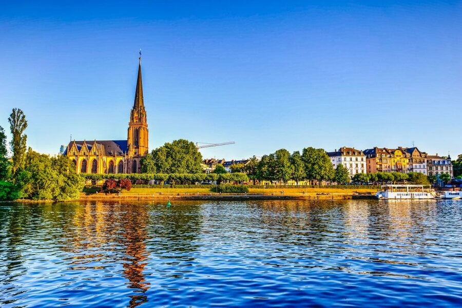 Frankfurt: River Main Sightseeing Cruise with Commentary - Food, drinks, and the pace on board