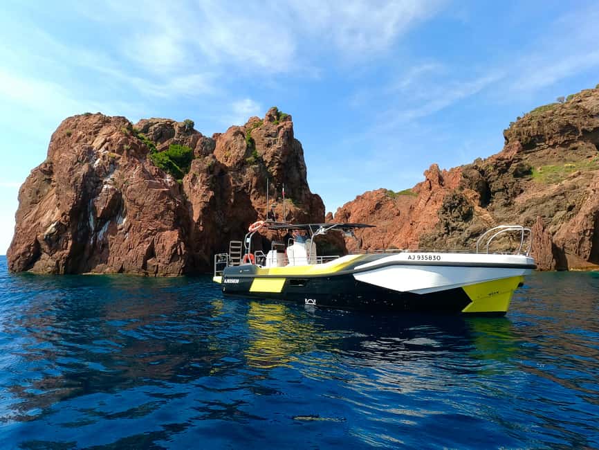Fréjus : Esterel Calanques Cruise (Comfort Boat) + Swim Stop - A comfortable boat with a lively finish
