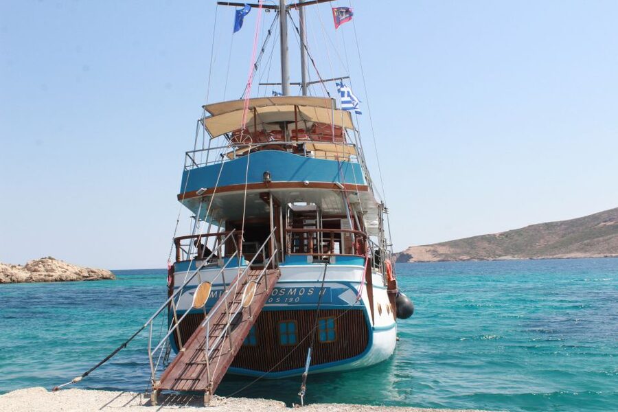 From Ag Anna: Rina's Cave and Ano and Kato Koufonisi Cruise - The morning sail from Agia Anna