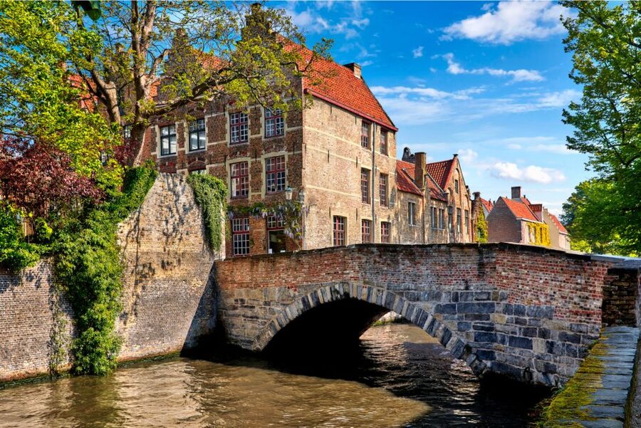 From Amsterdam: Bruges Day Trip in English with Boat Option - Stoofstraat, Gruuthuse Palace, and the Church of Our Lady