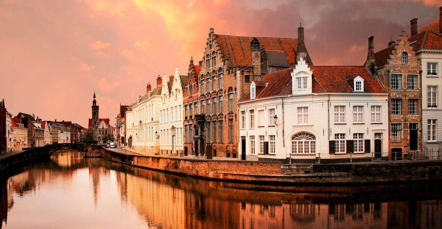 From Amsterdam: Bruges Day Trip in Spanish with Boat Option - The three-hour journey to Bruges