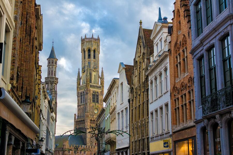 From Amsterdam: Bruges Day Trip in Spanish with Boat Option - Walplein Square, Stoofstraat, and Church of Our Lady