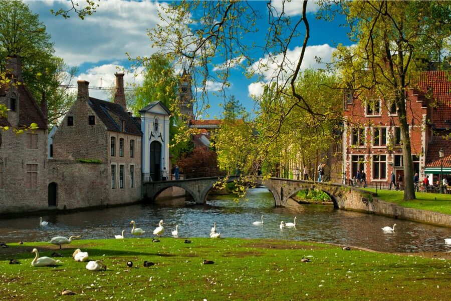 From Amsterdam: Bruges Day Trip in Spanish with Boat Option - Gruuthuse Palace and Burg Square