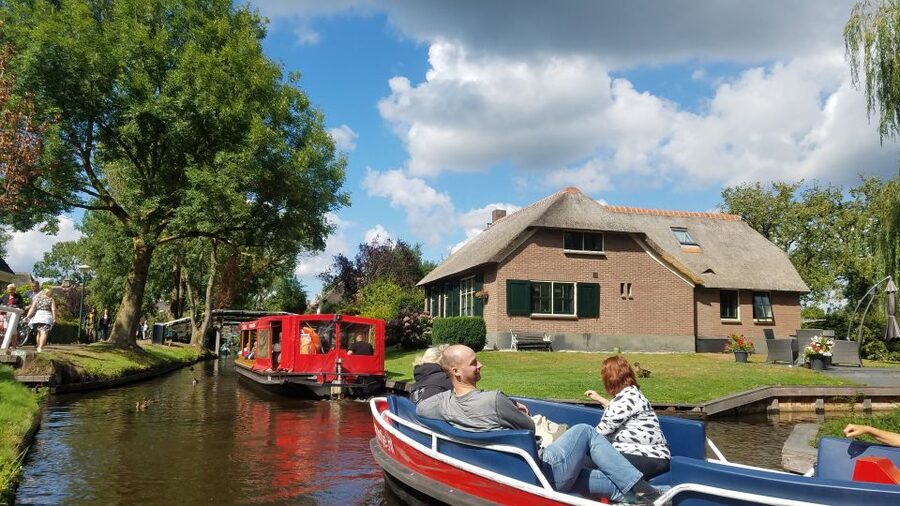 From Amsterdam: Giethoorn Day Trip with Small Electric Boat - Lunch and the price of the day
