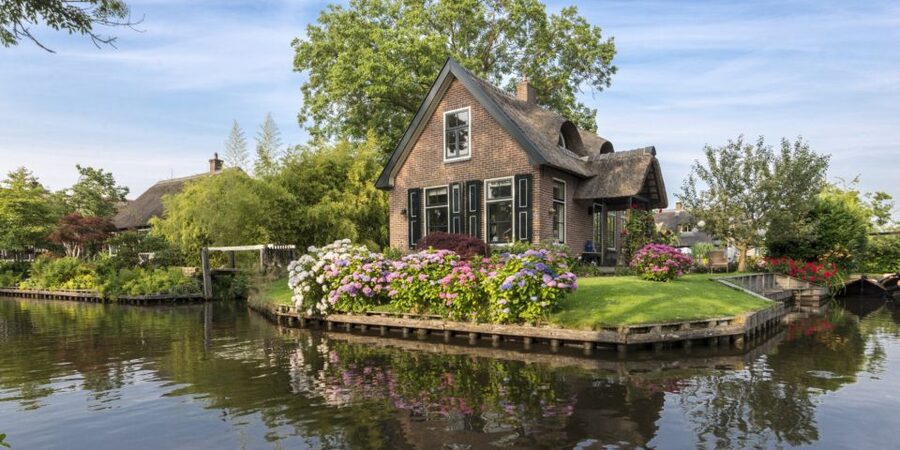 From Amsterdam: Giethoorn Day Trip with Small Electric Boat - Who should book this Giethoorn trip?