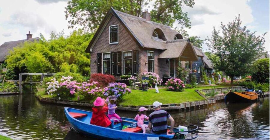 From Amsterdam: Giethoorn Guided Day Trip with Canal Cruise - Why Giethoorn makes a good escape from Amsterdam