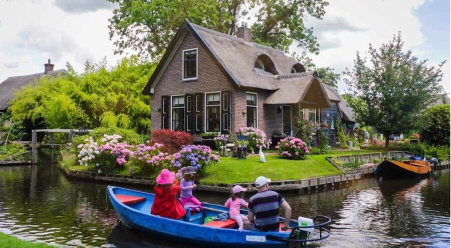 From Amsterdam: Giethoorn Guided Day Trip with Canal Cruise - The coach ride through Dutch countryside