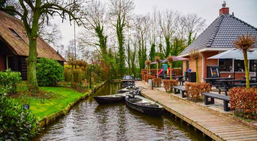 From Amsterdam: Giethoorn Guided Day Trip with Canal Cruise - Extra stops and the human touch