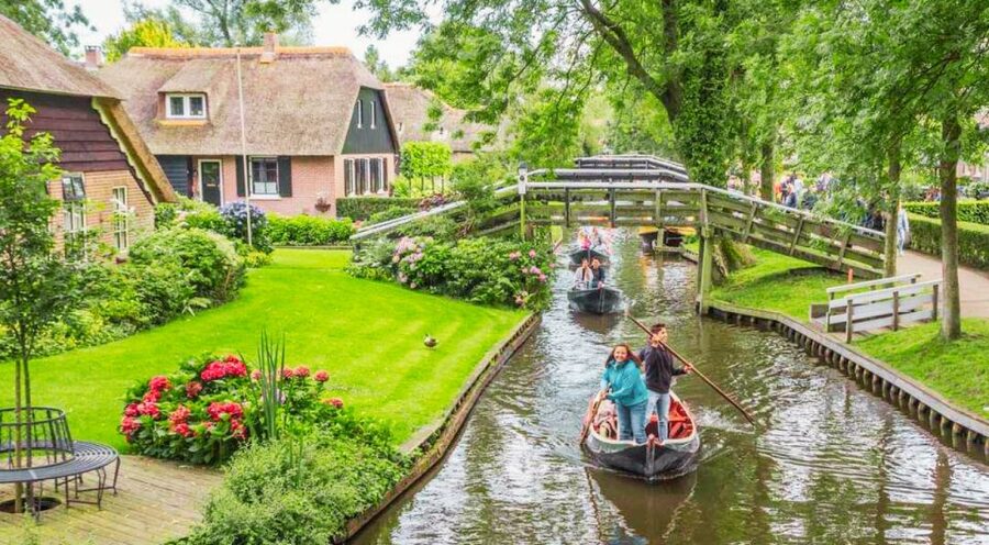 From Amsterdam: Giethoorn Guided Day Trip with Canal Cruise - Meeting the group beside Central Station