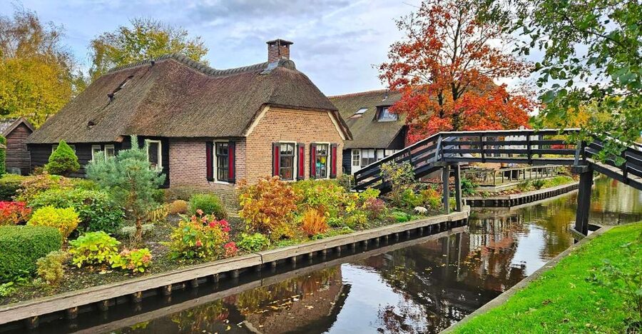 From Amsterdam: Giethoorn & Zaanse Schans Tour w/ Small Boat - Meeting the guide beside Amsterdam Central Station