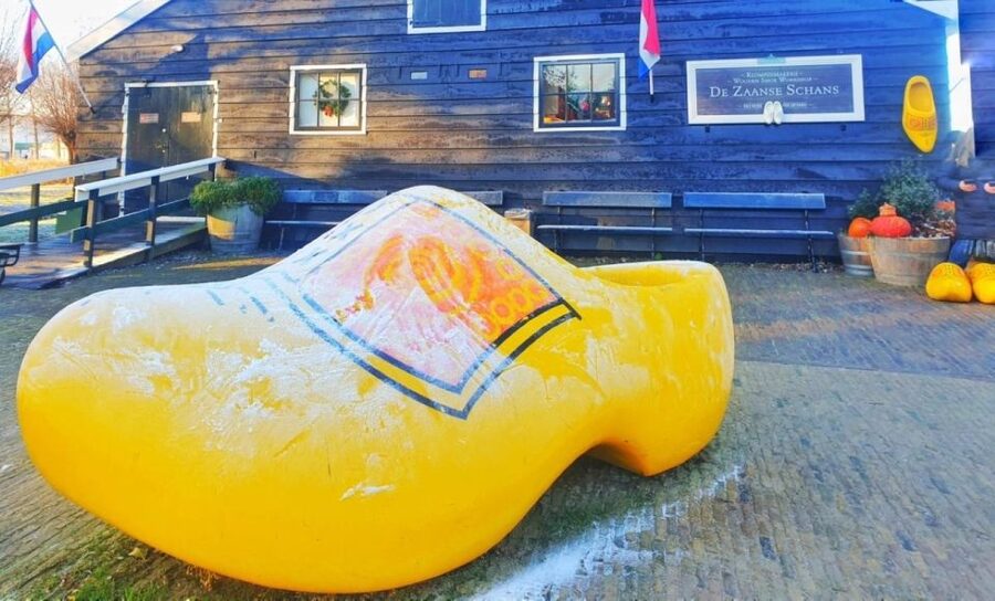 From Amsterdam: Giethoorn & Zaanse Schans Tour w/ Small Boat - Giethoorn by canal and footpath