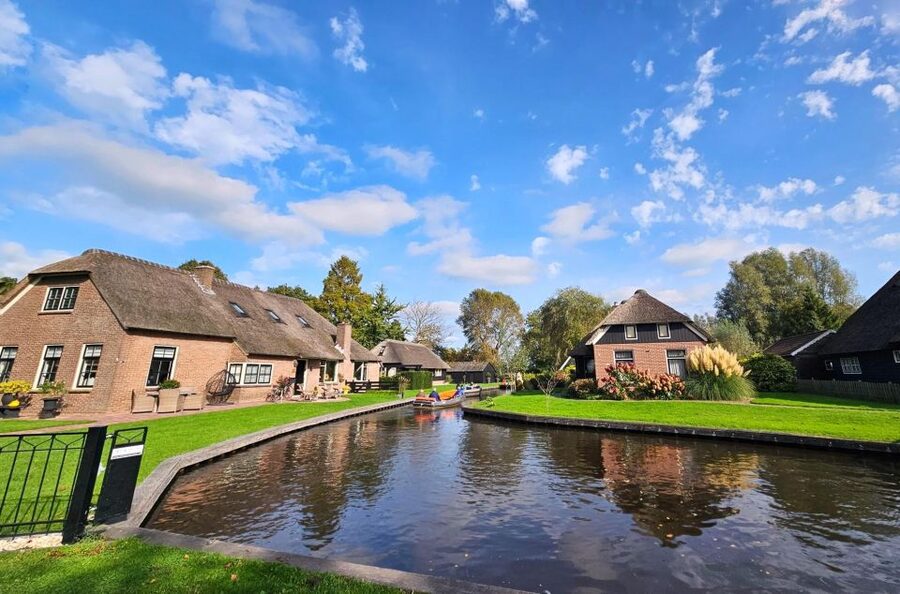 From Amsterdam: Giethoorn & Zaanse Schans Tour w/ Small Boat - Who should book this day trip?