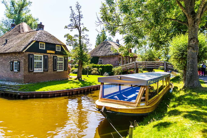 From Amsterdam: Ultimate Giethoorn Experience with Boat Tour - Why Giethoorn feels so different from Amsterdam