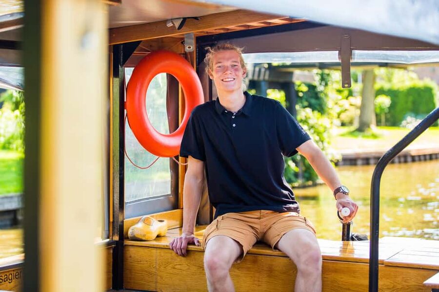 From Amsterdam: Ultimate Giethoorn Experience with Boat Tour - Meeting at Central Station and settling into the coach