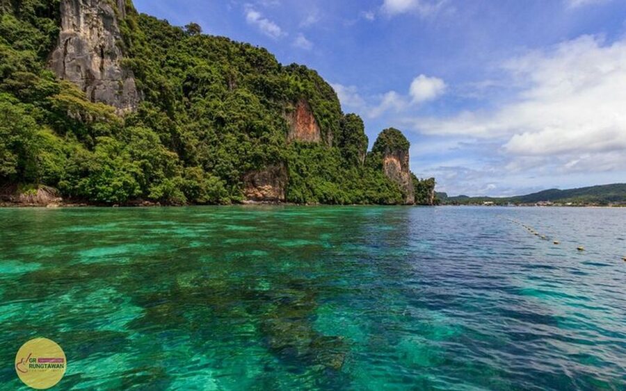From Ao Nang: Phi Phi Islands Day Tour by Boat with Lunch - The guides are a major part of the value
