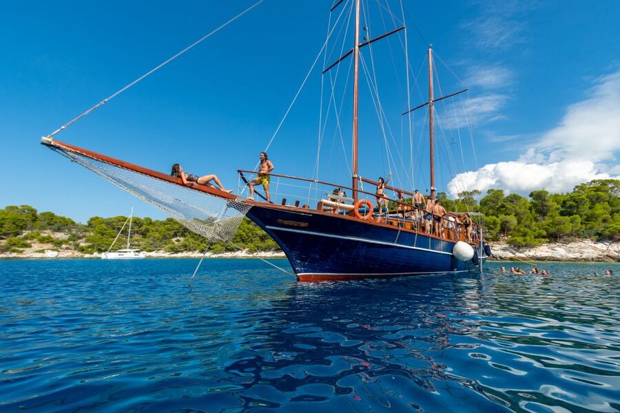 From Athens: Aegina, Agistri and Metopi Day Cruise w/ Lunch - The cruise from Marina Zeas to the islands