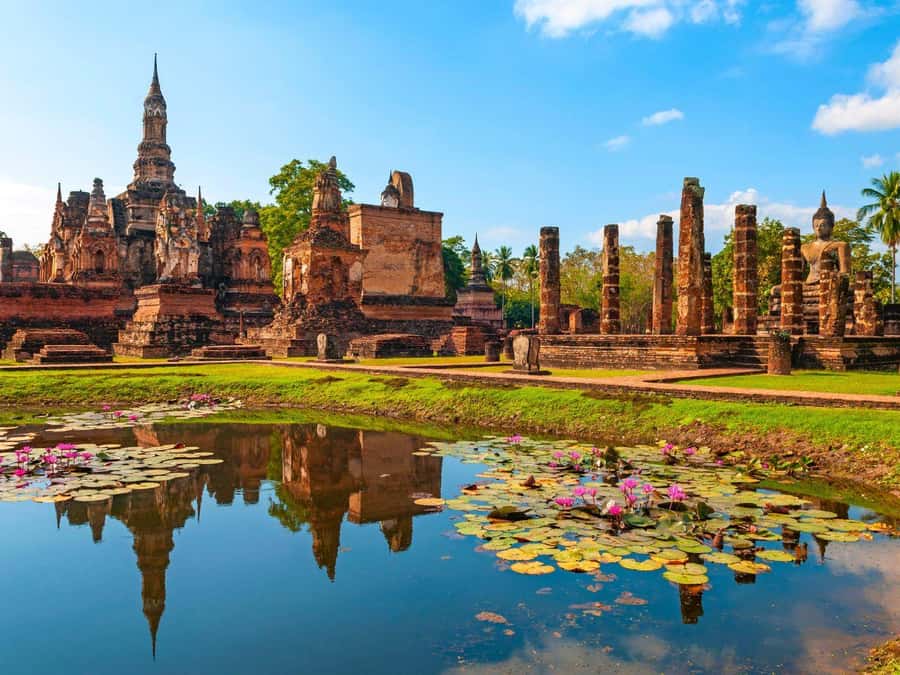 From Bangkok: Ayutthaya Temples and Boat Tour with Lunch - Wat Yai Chai Mongkol and its tall chedi