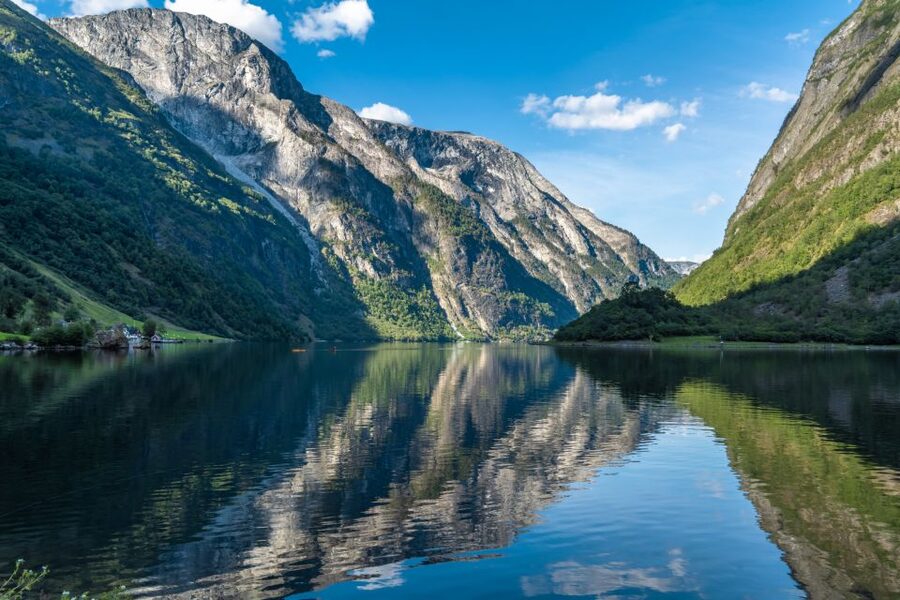 From Bergen: Flam Full-Day Cruise to Sognefjord - Sognefjord from Bergen: the scenery begins at the rail