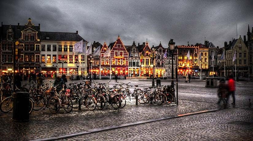 From Brussels: Bruges Day Trip with Boat Tour Option (ES) - The guide can make or break the walking tour