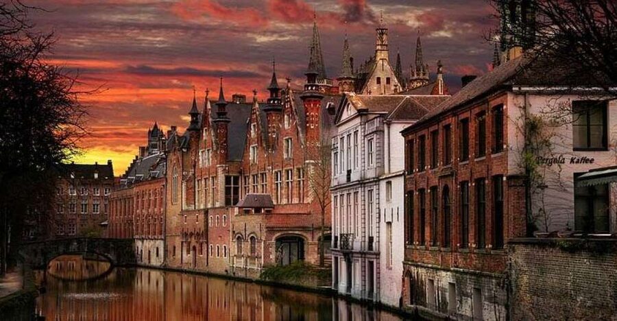 From Brussels: Bruges Day Trip with Boat Tour Option (ES) - Walplein, Stoofstraat, and the medieval city fabric
