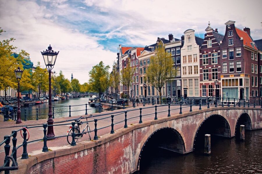 From Brussels: Day Trip to Amsterdam with Canal Boat Cruise - Who should book this day trip?