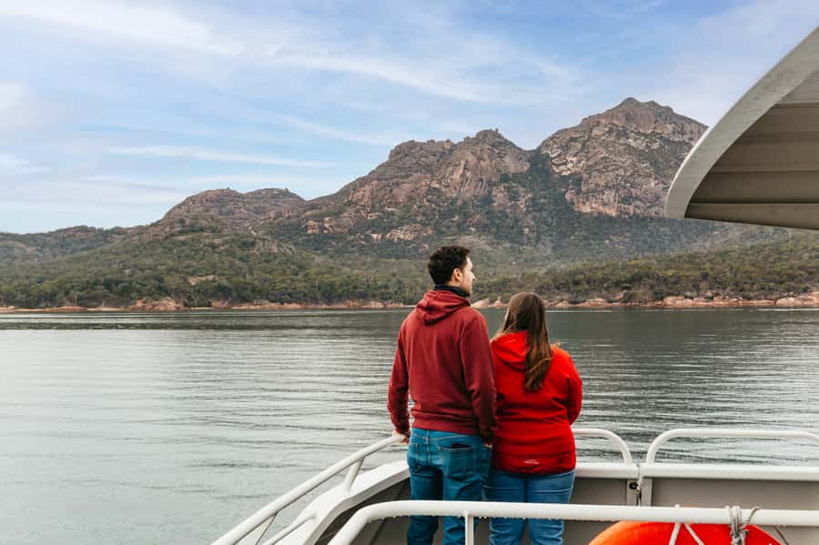 From Coles Bay: Wineglass Bay Cruise with Lunch - From Coles Bay to Freycinet’s granite walls