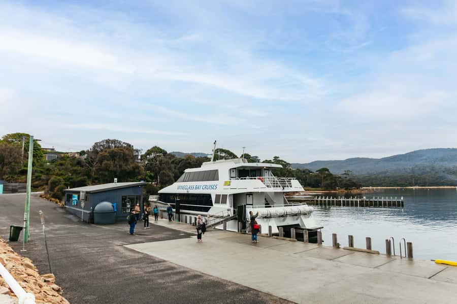 From Coles Bay: Wineglass Bay Cruise with Lunch - Granite cliffs, sea caves, and hidden coves