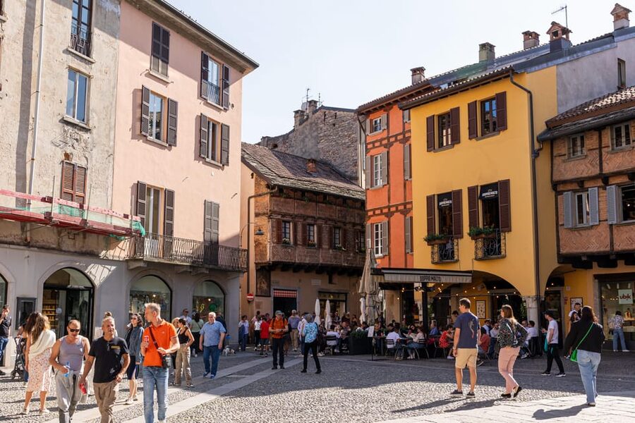 From Como: Bellagio, Como & Lugano Day Tour with Lake Cruise - Cruising past Lake Como villas
