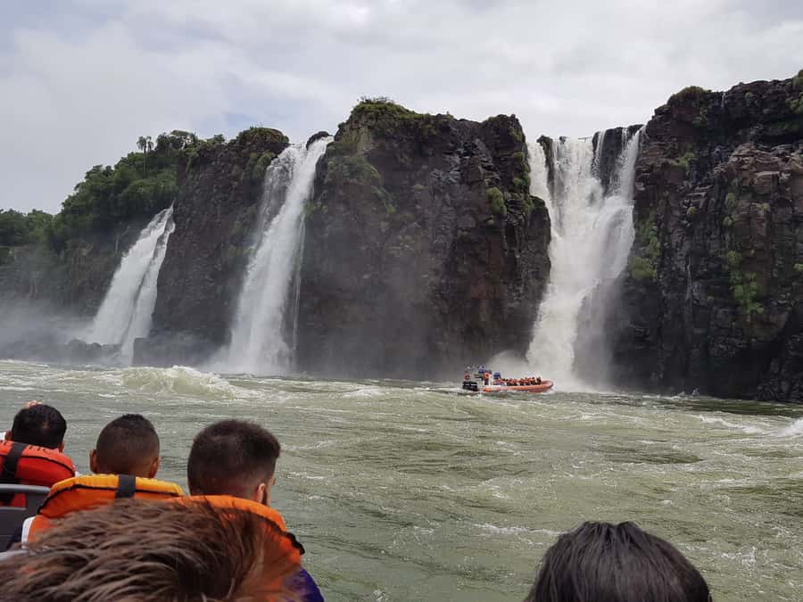 From Foz do Iguaçu: Iguazú Falls Boat Ride Argentina - Key points at a glance