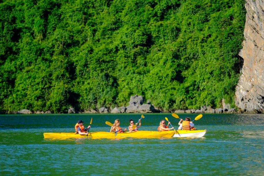 From Hanoi: 2-Day Halong Sapphire Cruise with Balcony Cabin - Early morning Tai Chi and the Dark and Bright Cave