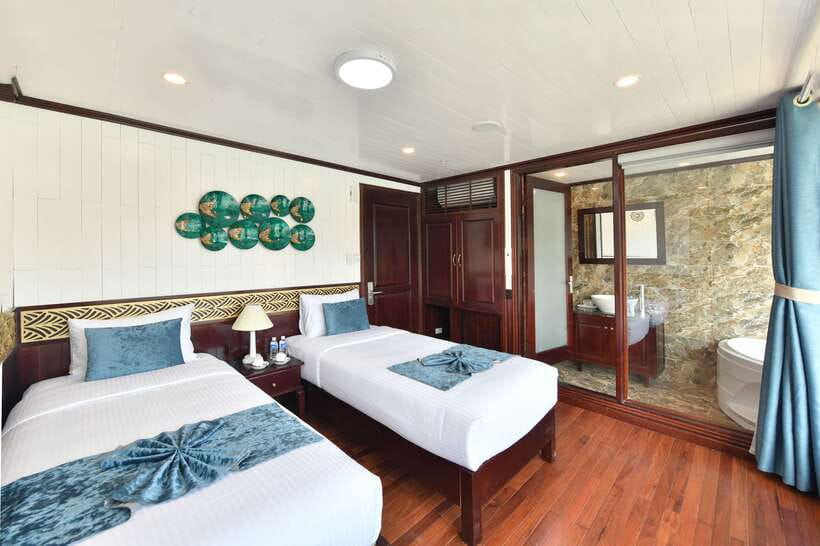 From Hanoi: 2-Day Halong Sapphire Cruise with Balcony Cabin - Food, service, and the human side of the cruise