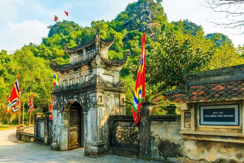 From Hanoi: Tam Coc Boat Trip and Hoa Lu & Mua Cave Tour - Lunch at a local restaurant