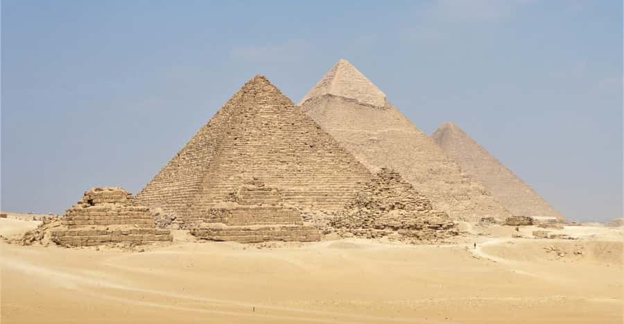 From Hurghada: Pyramids and Egyptian Museum Tour & Boat Ride - Lunch and the transition to Giza